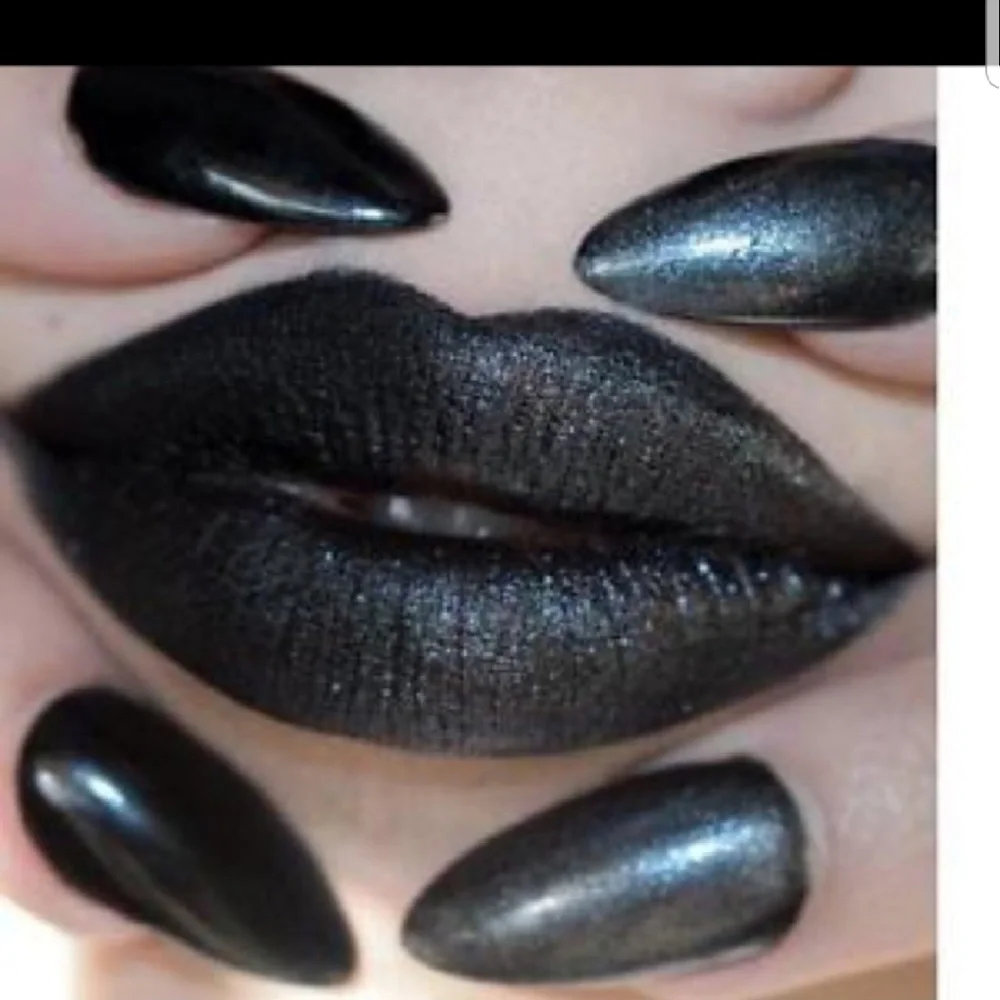 🧚‍♀️NAYEON Kat Von D DISCONTINUED Studded Kiss Lipstick NWOBox